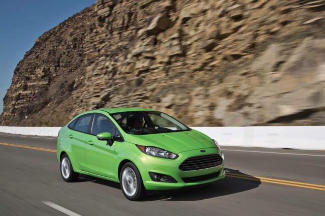 2014-Ford-Fiesta-SE-front-three-quarter-in-motion