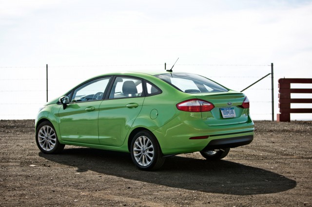 2014-Ford-Fiesta-SE-rear-three-quarters