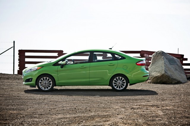 2014-Ford-Fiesta-SE-side